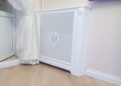 Экран с декоративными накладками, канелюрами и крышкой